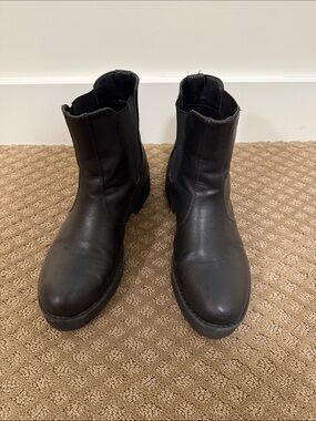 Black Leather Chelsea Boots - Women’s Classic Pull-On